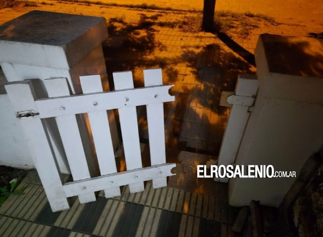 Abandonó moto robada, tras chocar y romper puerta en la zona del Boulevard Avellaneda