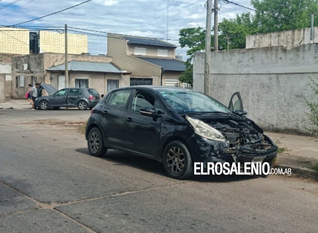 Fuerte choque entre dos autos en la esquina de Luiggi y Estrada