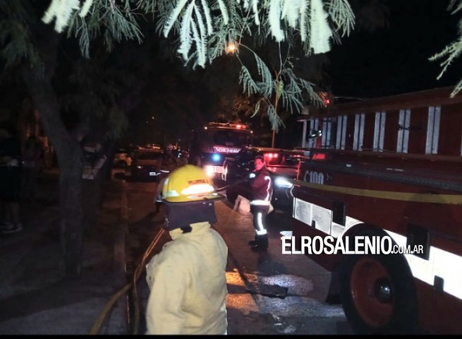 Principio de incendio producto de una bengala a los pocos minutos del nuevo año