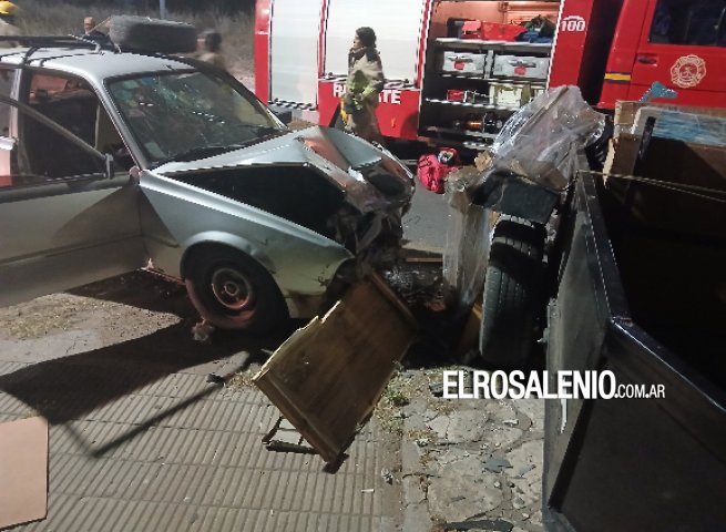 Un auto impactó de frente con un carro que se desenganchó de una camioneta