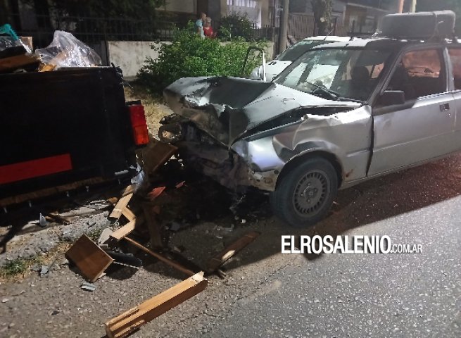 Un auto impactó de frente con un carro que se desenganchó de una camioneta