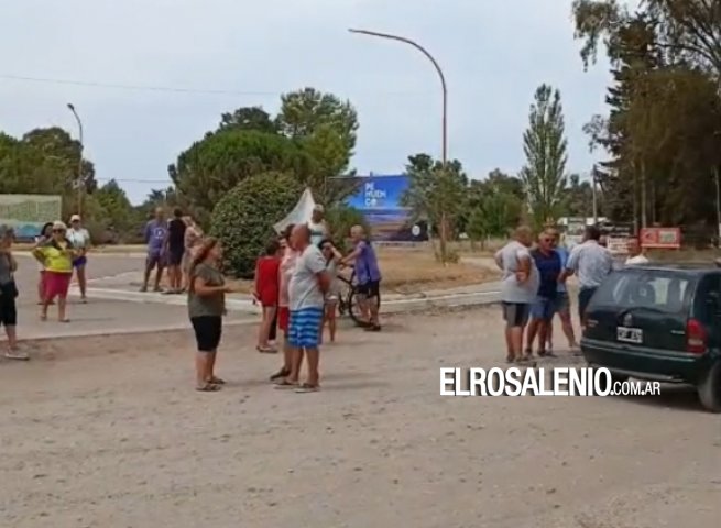 Vecinos de barrios del Oeste de Pehuen Co volvieron a reclamar en el ingreso a la localidad