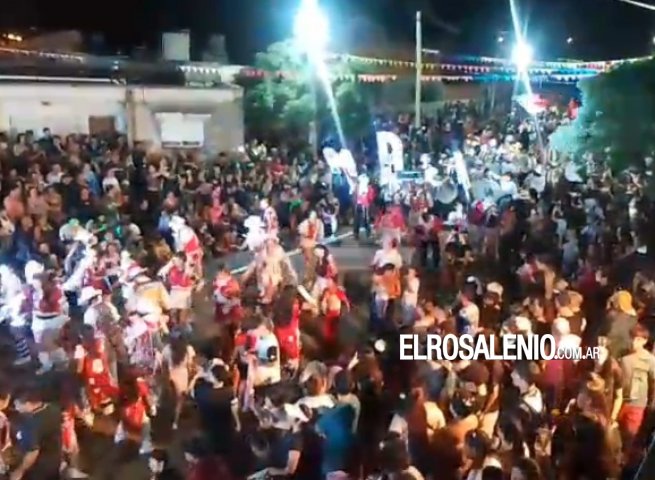 Una multitud en la 10° edición del Corso Barrial de La Murga de la Abuela