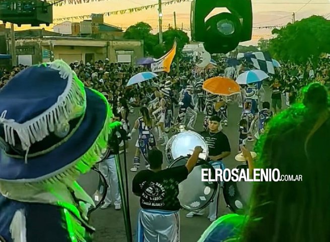 Una multitud en la 10° edición del Corso Barrial de La Murga de la Abuela