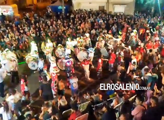 Una multitud en la 10° edición del Corso Barrial de La Murga de la Abuela