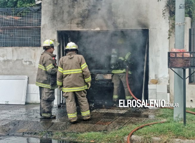 Se incendió un auto dentro del garaje de una vivienda