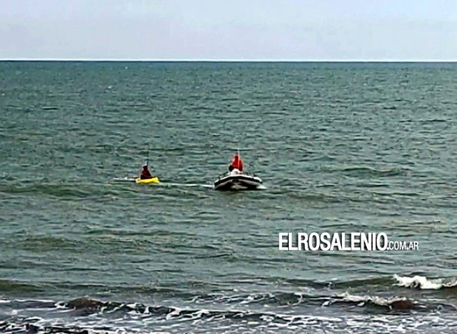 Guardavidas de Pehuen Co rescataron a un kayakista que estaba a la deriva