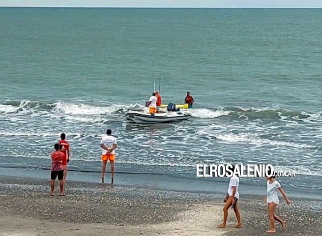 Guardavidas de Pehuen Co rescataron a un kayakista que estaba a la deriva