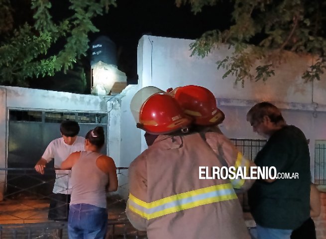 Vecinos advirtieron fuego en el techo de una casa y llamaron a bomberos voluntarios