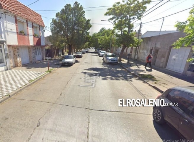 Buscan responsable de chocar a dos autos estacionados y darse a la fuga