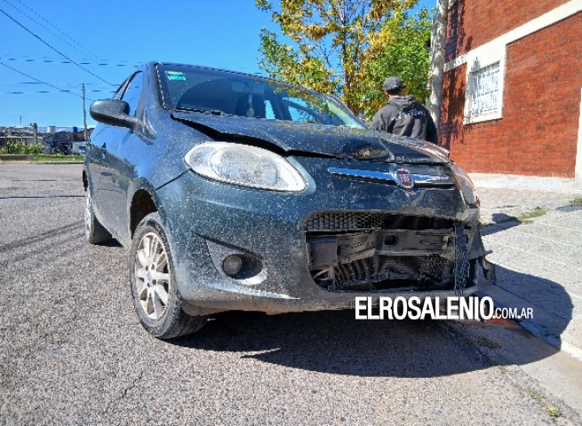 Accidente de auto y moto en Avenida Tucumán