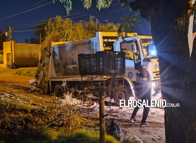 Camión recolector quedó varado en una calle de tierra