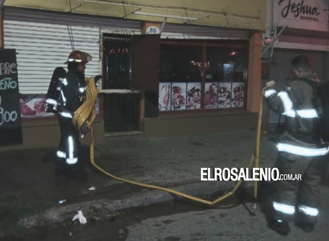 Insólito: un caño de agua que se rompió por el calor terminó apagando un incendio en una carnicería