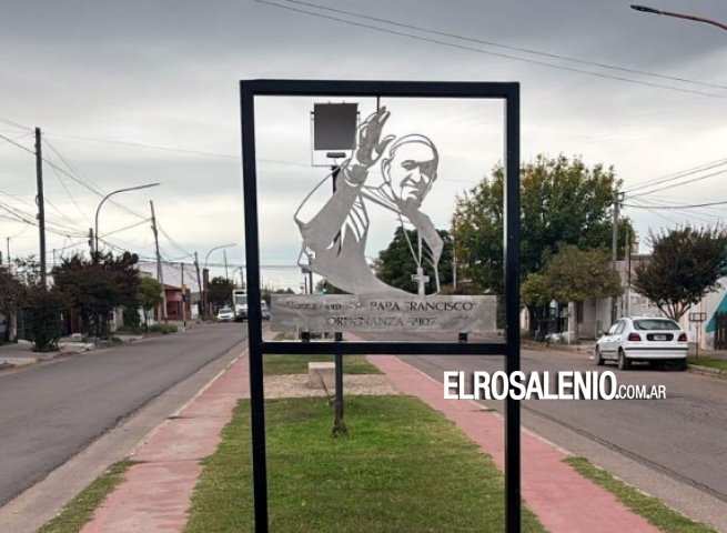 Colocaron cartel que señaliza el Boulevard Papa Francisco en avenida Tucumán