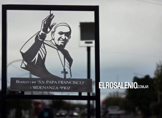 Colocaron cartel que señaliza el Boulevard Papa Francisco en avenida Tucumán