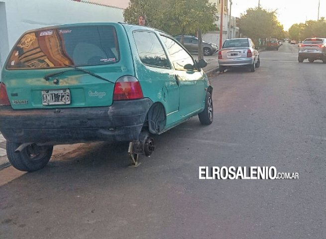 Dos hombres fueron atropellados en la calle cuando cambiaban la cubierta de un auto