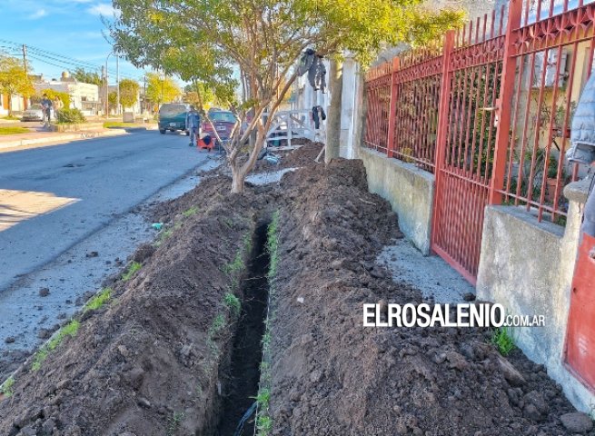 Vecinos denuncian que sin aviso les rompen veredas para instalar cables