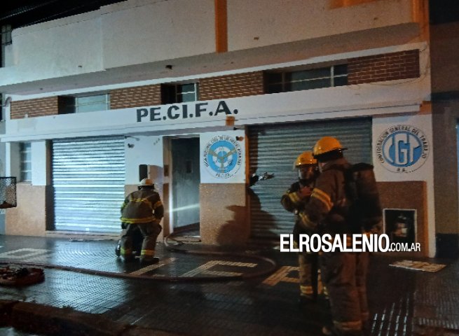 Incendio en la sede de PECIFA: bomberos debieron derribar la puerta para ingresar