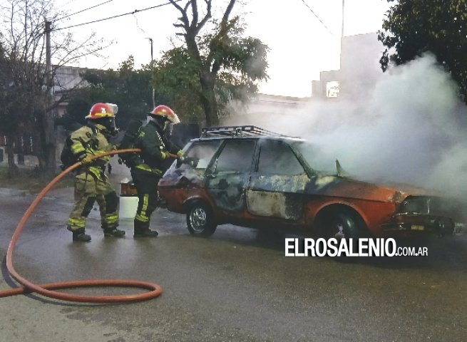 Un auto estacionado fue dañado por un incendio
