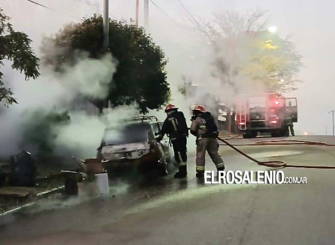Un auto estacionado fue dañado por un incendio