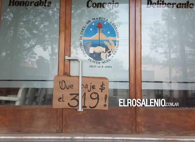 Vecino colocó en la puerta del HCD un cartel reclamando baja en el boleto de la 319