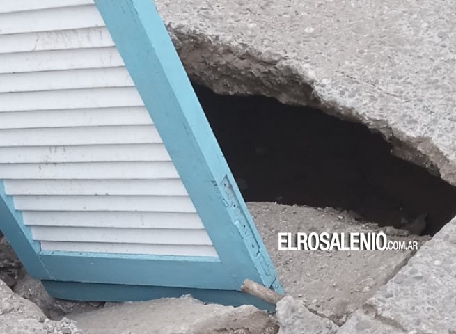 Hundimiento del hormigón en Roca y Puerto Madryn, vecinos señalizan con un postigo