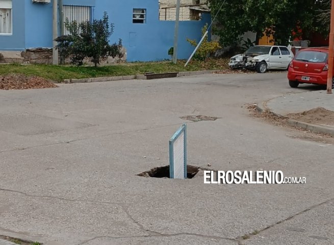 Hundimiento del hormigón en Roca y Puerto Madryn, vecinos señalizan con un postigo