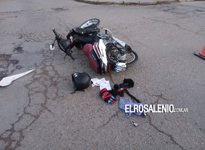 Accidente entre camioneta y moto en la tarde del domingo