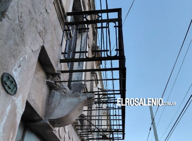 Piden que el Municipio haga controles preventivos sobre balcones y carteleras en mal estado