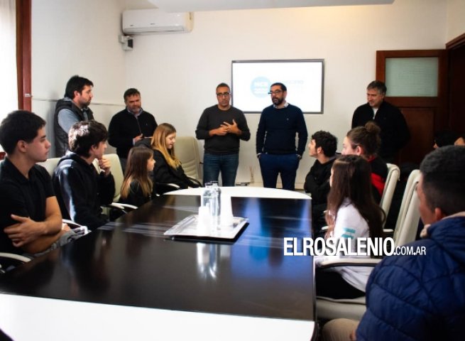 Entregaron becas a 12 deportistas rosaleños de distintas disciplinas
