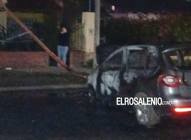 Chocó columna de alumbrado, impactó a otro vehículo y se prendió fuego