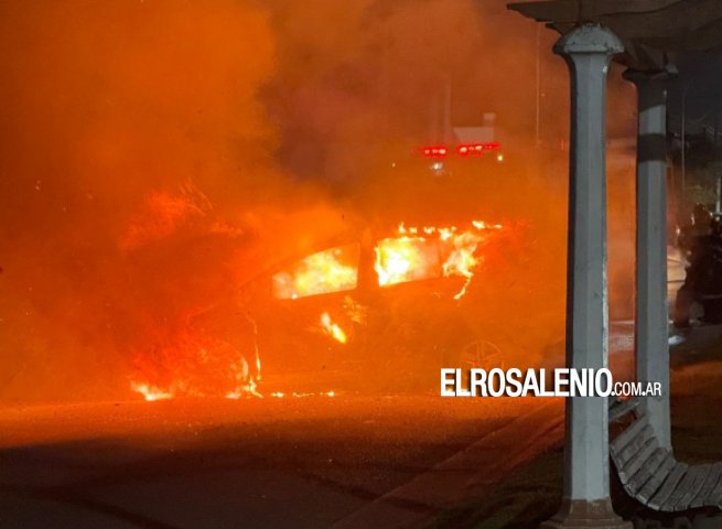 Chocó columna de alumbrado, impactó a otro vehículo y se prendió fuego