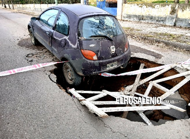 Cedió el asfalto y un automóvil terminó atrapado frente a la planta de ABSA