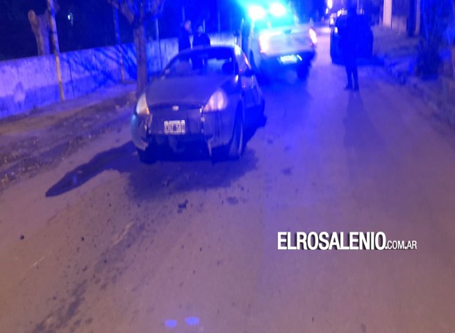 Cedió el asfalto y un automóvil terminó atrapado frente a la planta de ABSA