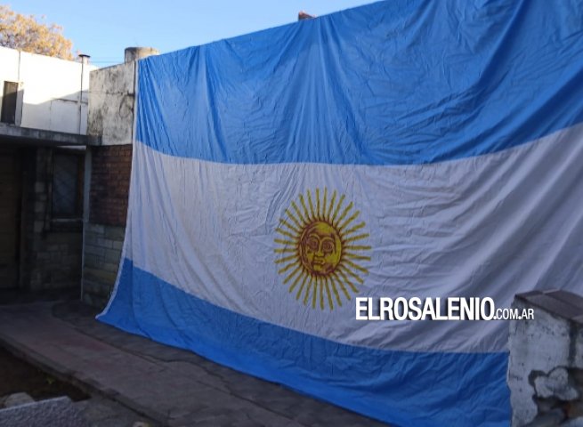 Denuncian que les robaron una enorme bandera argentina del frente de su casa