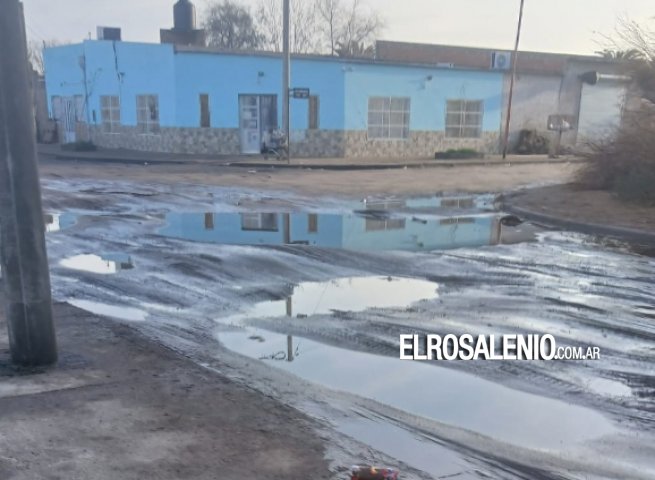 Varias calles anegadas en Villa Arias por perdida de agua