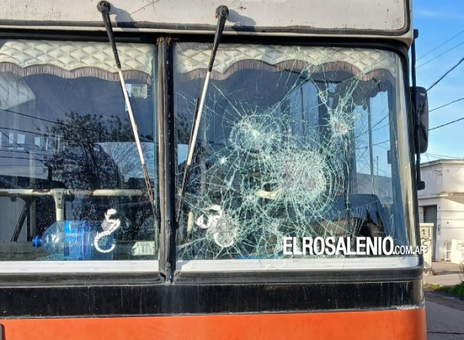 Dañaron a piedrazos colectivo del Club Sporting