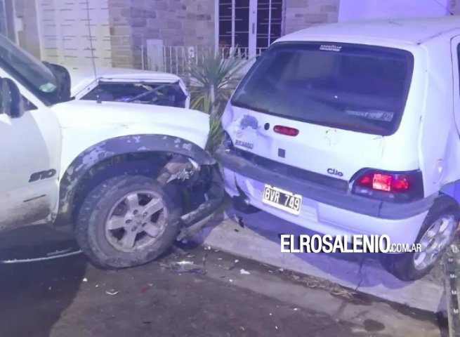  Tres menores escaparon de la policía y chocaron contra un auto estacionado