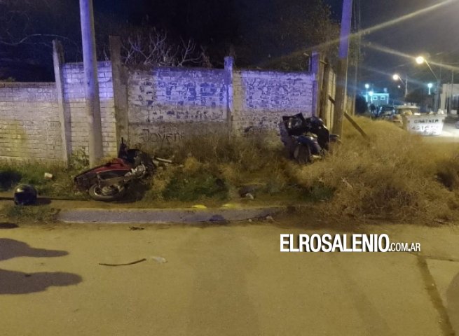 Chocaron dos motos en la esquina de Alvear y Chacabuco