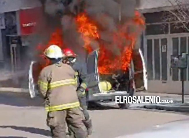 Un utilitario se incendió mientras circulaba por el centro de Punta Alta
