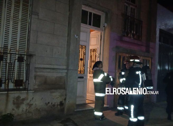 Principio de incendio en una vivienda durante la madrugada, fue sofocado por vecinos