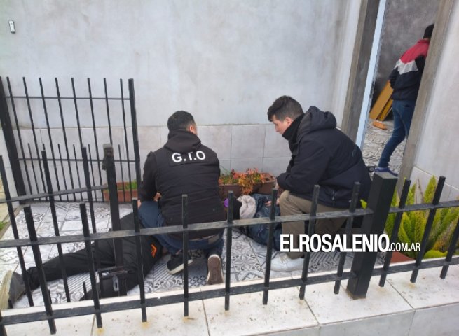 Balearon a un hombre en su casa: a los acusados les secuestraron armas, cocaína y marihuana