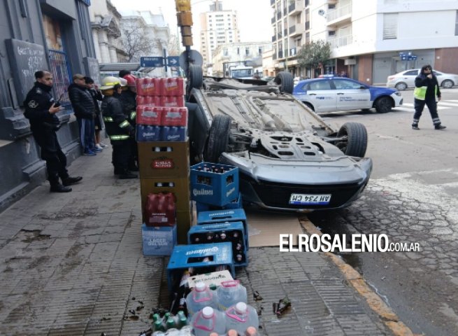 Excandidato a intendente de Bahía volcó con su auto en el microcentro
