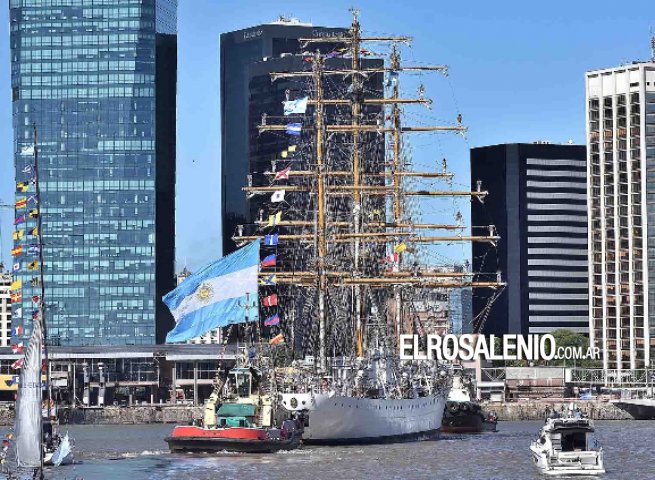 La Fragata Libertad en el último tramo del viaje, arribará el sábado al Puerto de Buenos Aires
