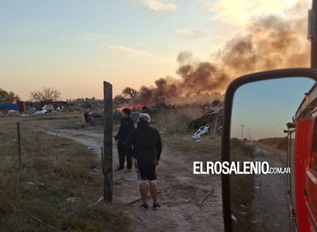 Quemó basura en un campo, generó una enorme cortina de humo y no dejó entrar a Bomberos