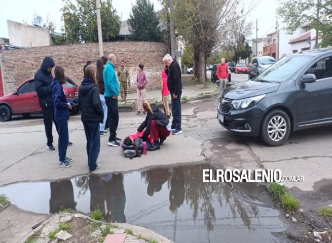 Dos jóvenes hospitalizados tras un choque entre un auto y una moto