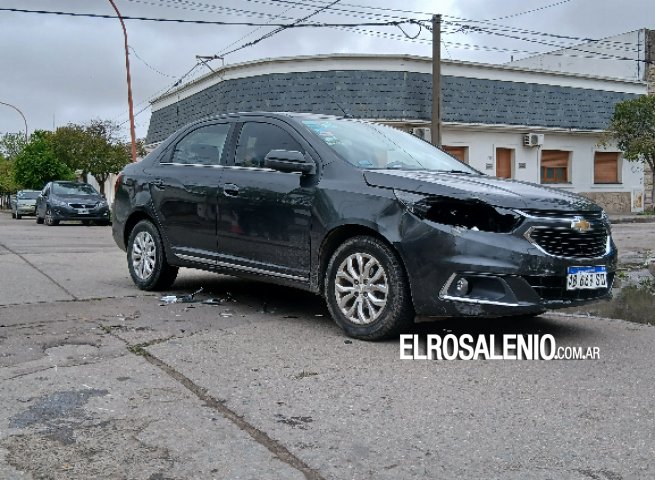 Dos jóvenes hospitalizados tras un choque entre un auto y una moto