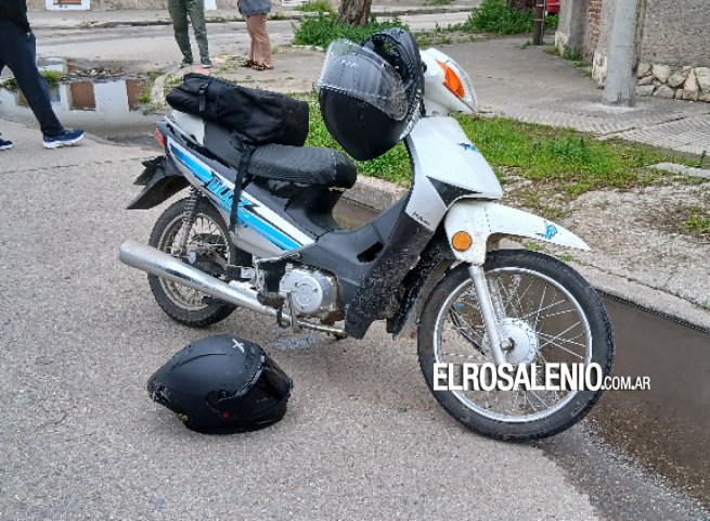 Dos jóvenes hospitalizados tras un choque entre un auto y una moto