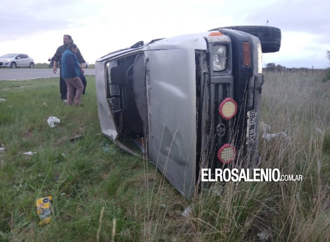 Ocupantes de una camioneta fueron hospitalizados luego de un vuelco