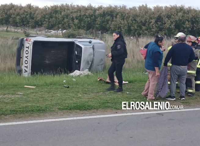 Ocupantes de una camioneta fueron hospitalizados luego de un vuelco